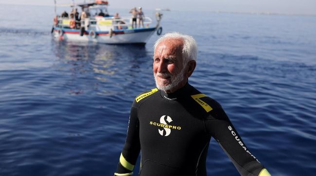 Ray Woolley, veteran Perang Dunia II, mampu menyelam sampai 40,6 meter.