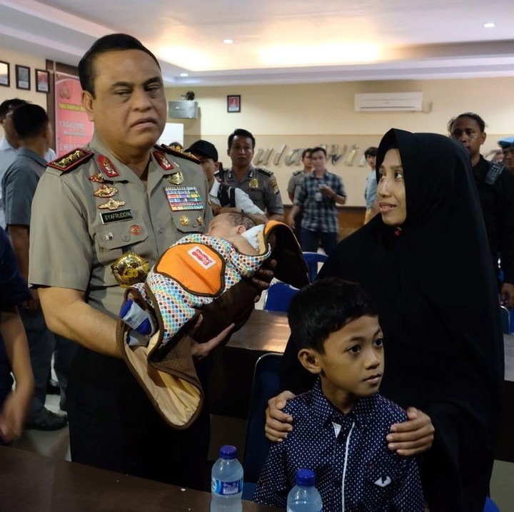 <p>Syafruddin yang mantan Wakapolri menggendong seorang anak polisi. Ayah anak polisi itu gugur karena menyelamatkan korban banjir bandang di Mamuju, Sulawesi Barat. (Foto: Yadi Jentak)<br /><br /></p>