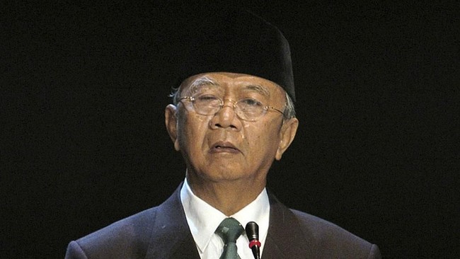 Salahuddin Wahid atau Gus Solah kritis akibat sakit yang diidapnya. Kabar tersebut disampaikan oleh putranya, yakni Irfan Wahid.