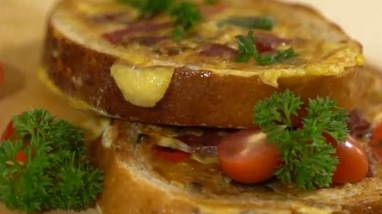 Resep Sarapan: Roti Telur Smoked Beef Bunda, yuk berkreasi bikin sarapan spesial dengan memanfaatkan roti yang ada di rumah. Hmm, si kecil pasti makin semangat sarapan.