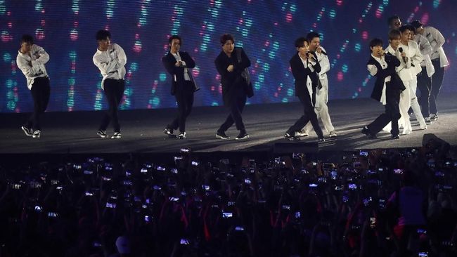 Lini masa Twitter sejak Jumat malam diramaikan cuitan menyambut kembalinya Super Junior ke Jakarta saat mendarat di bandara Soekarno-Hatta.