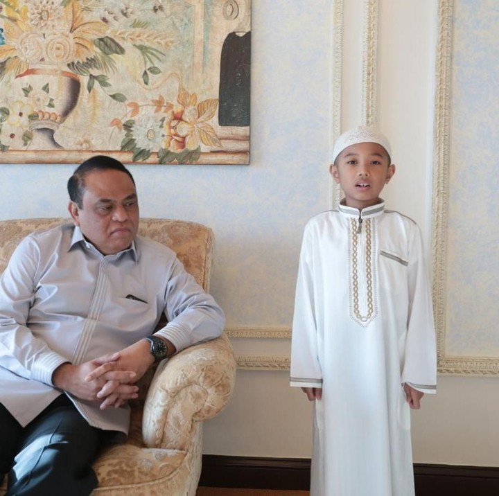 <p>Mendengarkan Hafiz Muslim sedang menghafal Alquran. (Foto: Yadi Jentak)<br /><br /><br /></p>