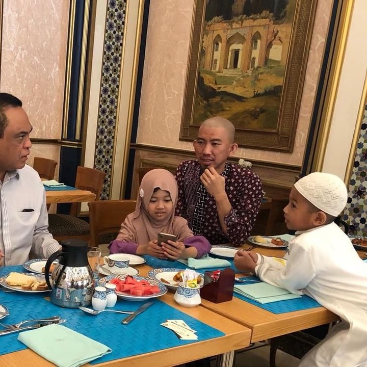 <p>Syafruddin sarapan pagi bareng Muslim Al Atsari, juara II Hafiz Cilik Indonesia 2018 dan Aisyah Putri Al Khonsa, juara III Hafiz Cilik Indonesia 2018. (Foto: Yadi Jentak)<br /><br /></p>