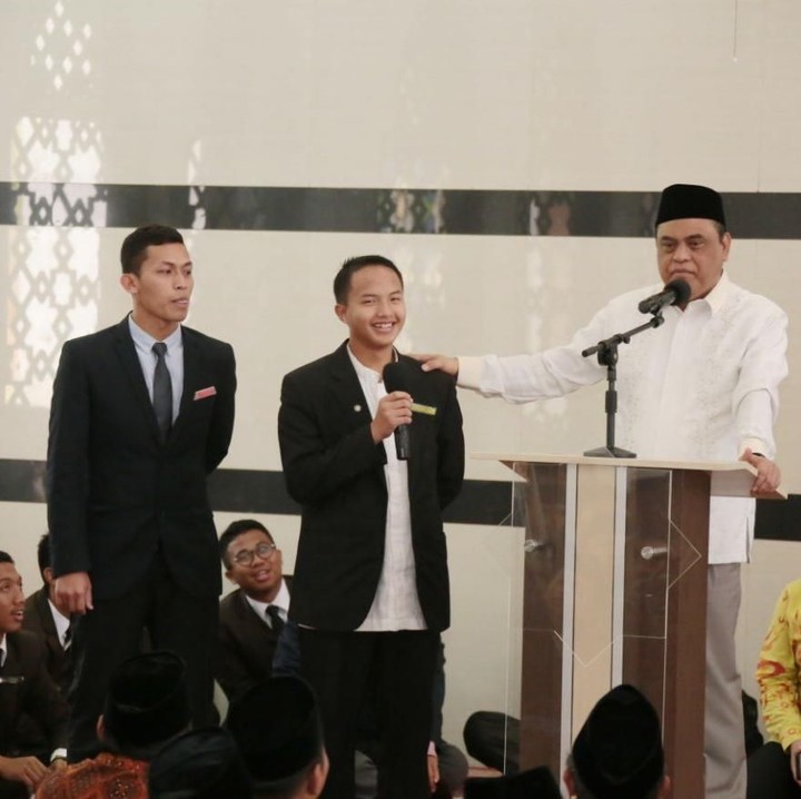 <p>Syafruddin sedang menawari santri menjadi polisi karena hafal 30 juz Alquran. Wah siapa yang menolak ya, Bun? (Foto: Yadi Jentak)<br /><br /><br /></p>