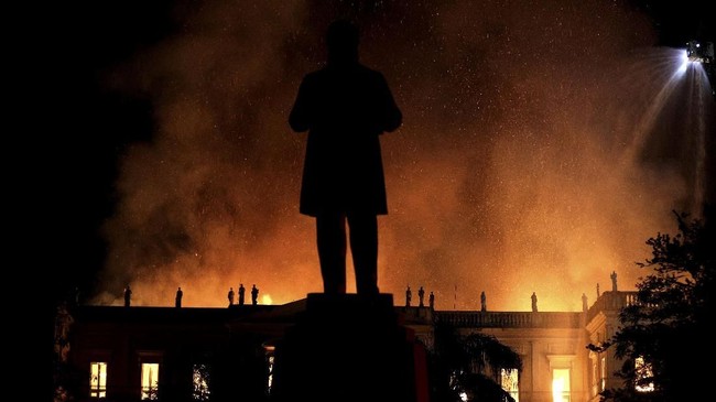 Museum Nasional Rio de Jainero habis dilalap api Minggu malam lalu, (2/9). Jutaan barang antik serta peninggalan sejarah lainnya hancur akibat kebakaran.