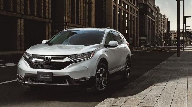 CR-V dilengkapi fitur Hands-Free Access Power Tailgate, yang dapat membuka atau menutup pintu belakang dengan sensor kaki di bawah bumper belakang.