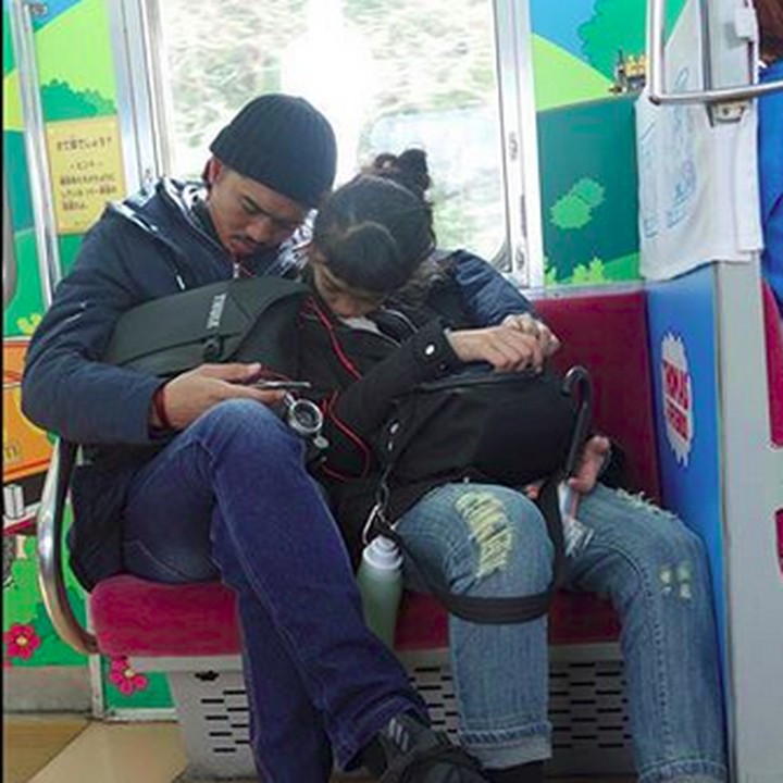 <p>Ngantuknya Ayah Duta dan Kakak Aisha bisa kompakan gitu. He-he-he. (Foto: Instagram/ @duta507)  </p>