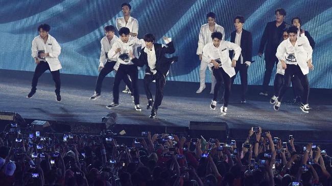 Super Junior rampung menggelar konser Super Show 8 pada 12-13 Oktober di Seoul dalam formasi lengkap untuk pertama kali setelah wamil.