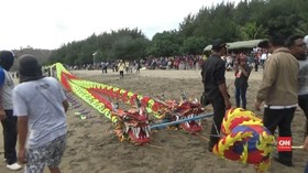 VIDEO: 'Naga' Terbang Melayang di Pantai Jawa Timur