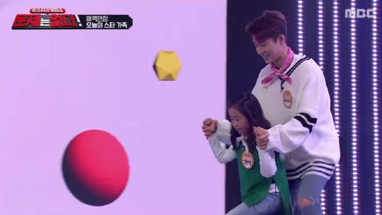 Tahu nggak, Bun? Leader boyband iKON, B.I sayang banget lho pada adiknya. Bisa dibilang B.I sosok kakak yang sayang adik nih.