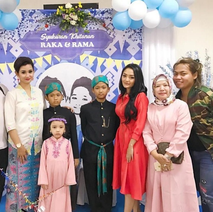 <p> Siti Badriah menghibur 2 anak lelaki yang disunat. Gimana setelah kedatangan Siti Badriah, sakitnya berkurang kan, Nak? (Foto: Instagram @sitibadriahh)</p>