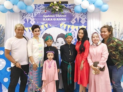 Ekspresi Ceria Siti Badriah Saat Bersama Anak-anak