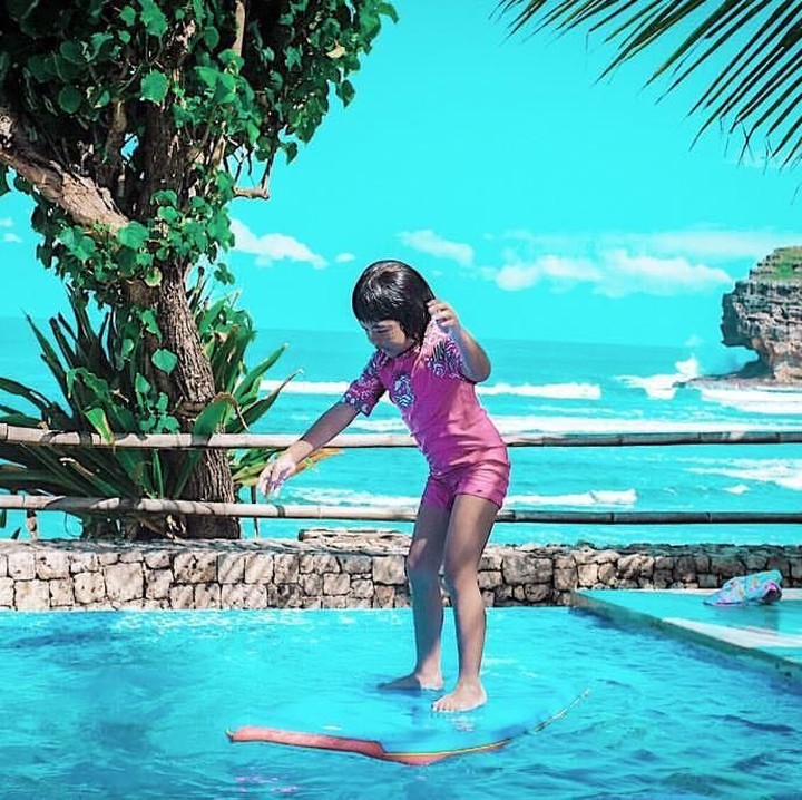 <p>Savanna sedang hendak berenang nih. (Foto: Instagram @dirasugandi)</p>