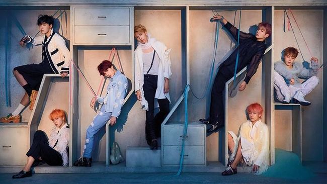 Salah seorang personel BTS, Jungkook, cedera tepat sebelum jadwal tampil. Merasa tak bisa berbuat maksimal di panggung, dia pun menangis.