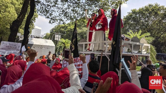 Rombongan emak-emak yang menggelar demo di depan kantor KPU membubarkan diri setelah gagal menemui komisioner lembaga penyelenggara pemilu itu.