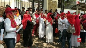 VIDEO: Emak-emak Militan Demo di KPU Tuntut Jokowi Mundur