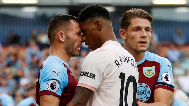 Manajer Manchester United Jose Mourinho menyebut Marcus Rashford pemain muda yang naif usai striker itu mendapat kartu merah karena menanduk pemain lawan.