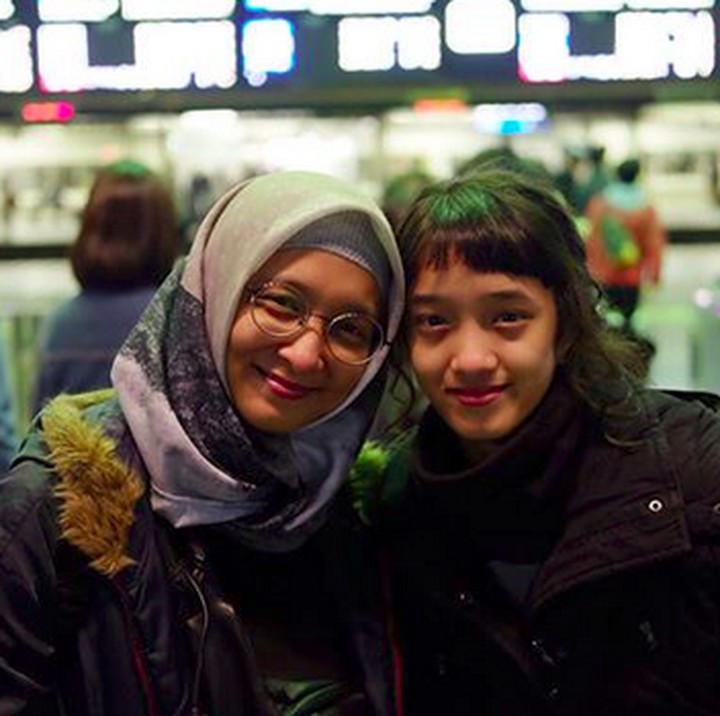 <p>Aisha dan bundanya seperti adik kakak nih. (Foto: Instagram/ @shadjo04)  </p>