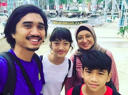 Jarang Terekspos, Begini Harmonisnya Keluarga Duta 'Sheila On 7'