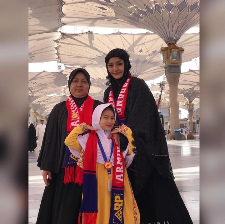 <p>Berpose di Madinah bareng ibu dan adik perempuan. (Foto: Instagram @sitibadriahh)</p>