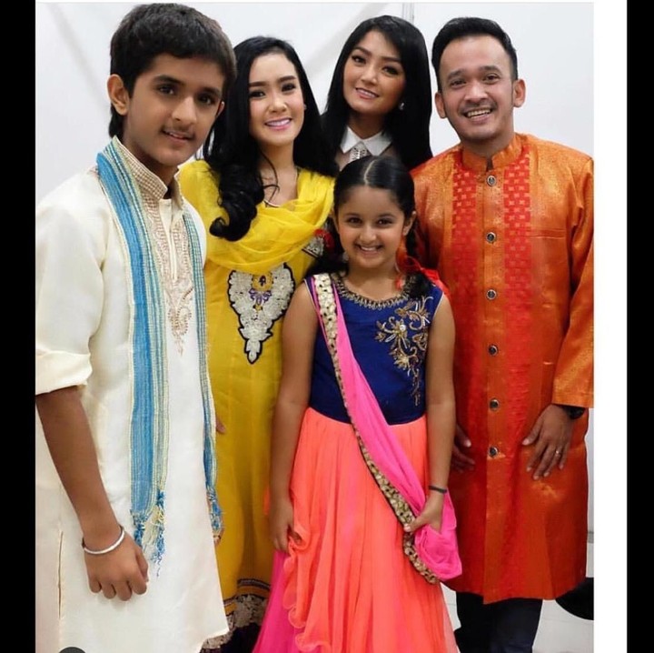 <p> Bersama artis cilik Bollywood, Siti Badriah membuat anak-anak tersenyum. (Foto: Instagram @sitibadriahh)</p>