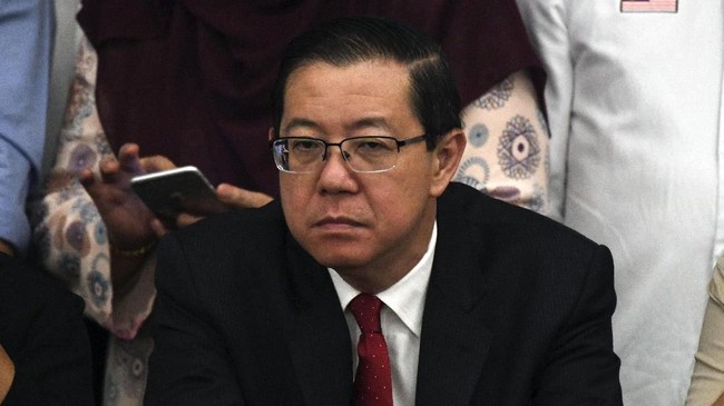 Istri mantan Menteri Keuangan Malaysia Lim Guan Eng, Betty Chew didakwa atas tuduhan korupsi. Sang suami juga kembali didakwa korupsi