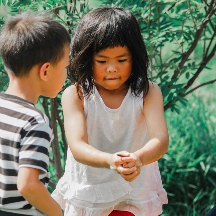 <p>Kata sang bunda, Dira Sugandi, biarkan anak-anak tumbuh dan berkembang dengan bebas tanpa rasa takut dan prasangka. Hal itu akan membuat anak tumbuh dengan percaya diri, bisa menyampaikan apa yang ada di benaknya, tetap berada di jalan yang benar, dan kelak mereka bisa jadi apapun yang diinginkan dalam hidup. (Foto: Instagram @dirasugandi)</p>