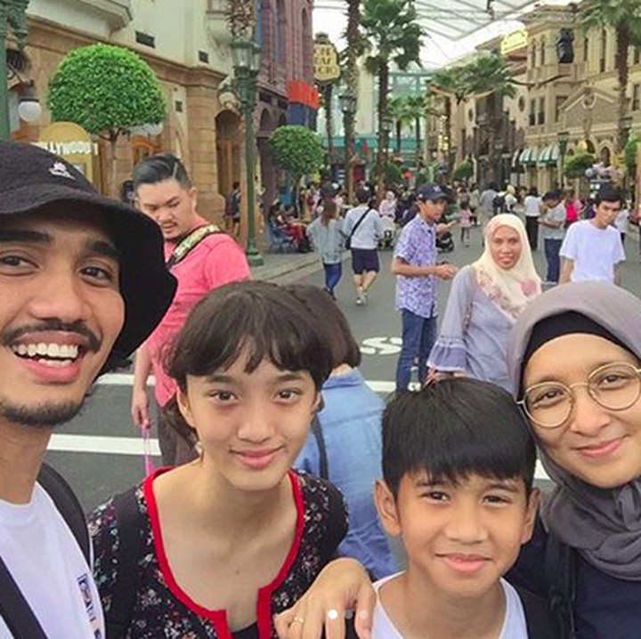 <p>Saat traveling, Duta, Adel dan si kecil nggak pernah absen wefie. (Foto: Instagram/ @shadjo4)</p>