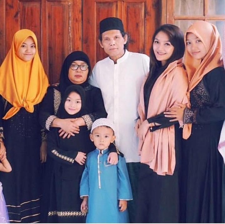<p> Foto lengkap bersama keluarga. Siti Badriah senyumnya manis banget. (Foto: Instagram @sitibadriahh)</p>