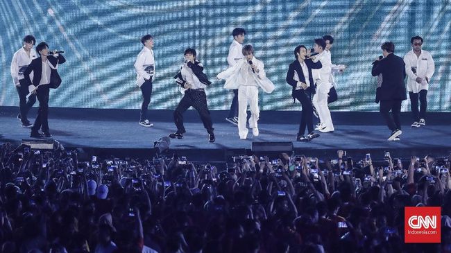 Leeteuk sempat 'menggombal' di tengah konser bahwa semakin lama gadis Indonesia semakin cantik.