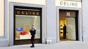 Prancis Rusuh, Celine Batalkan Fashion Show