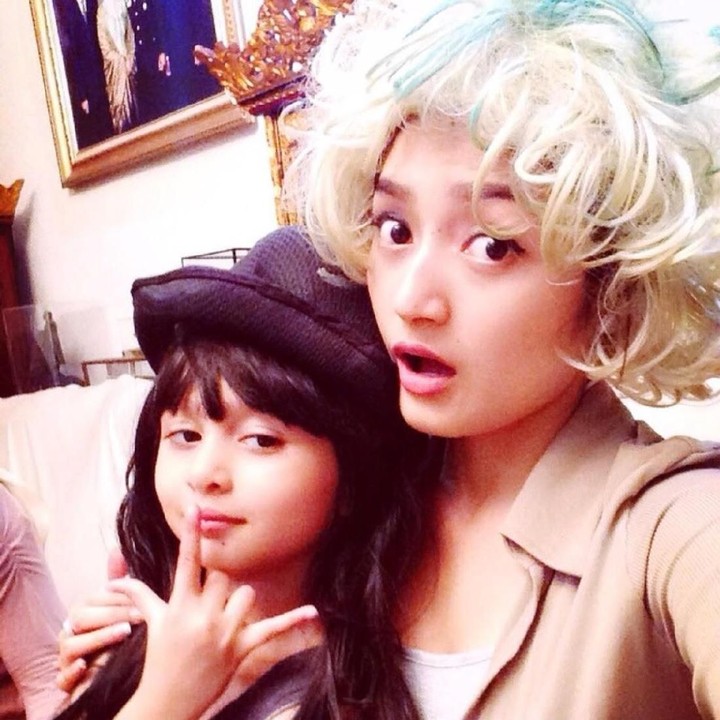 <p>Lagi break syuting, foto dulu ah. Satu, dua, tiga, cheese! (Foto: Instagram @sitibadriahh)</p>