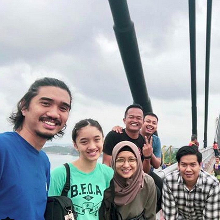 <p>Di jembatan pun menyempatkan diri wefie ya. Hi-hi-hi. (Foto: Instagram/ @jokersupriadi)  </p>