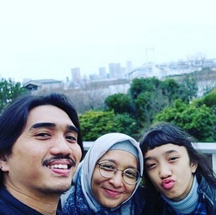 <p>Jalan bareng si sulung, Duta dan Adel kelihatan seperti kakaknya Aisha. Setuju, Bun? (Foto: Instagram/ @shadjo04)</p>