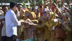 Jokowi Resmi Terbitkan Aturan THR-Gaji ke-13 PNS, Berisi 5 Pendapatan