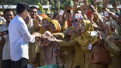 Presiden Jokowi resmi menerbitkan aturan pencairan THR dan gaji ke-13 PNS tahun ini. Dalam aturan itu, THR dan gaji ke-13 PNS berisi 5 komponen pendapatan.