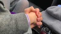 <p>Bahkan kasih sayang dan cinta David Beckham bisa terpancar jelas dari gimana cara dia menggenggam tangan si kecil. (Foto: Instagram/ @davidbeckham)  </p>
