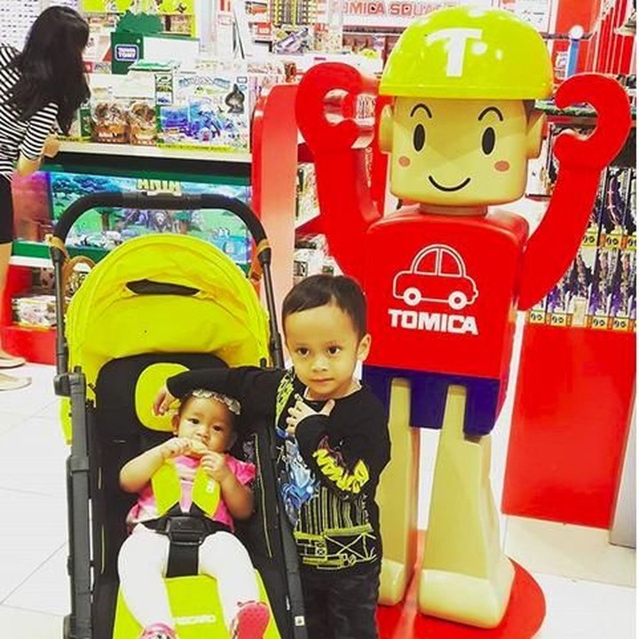 <p>Kakak siap menjaga adik. So sweet banget ya, Bun. (Foto: Instagram @shezy_idris)<br /><br /></p>