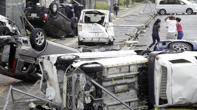 FOTO: Jepang Diterjang Topan Terkuat dalam Seperempat Abad