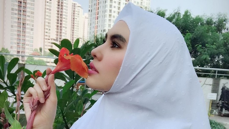 Gaya Hijab Kartika Putri yang dinikahi Habib Usman