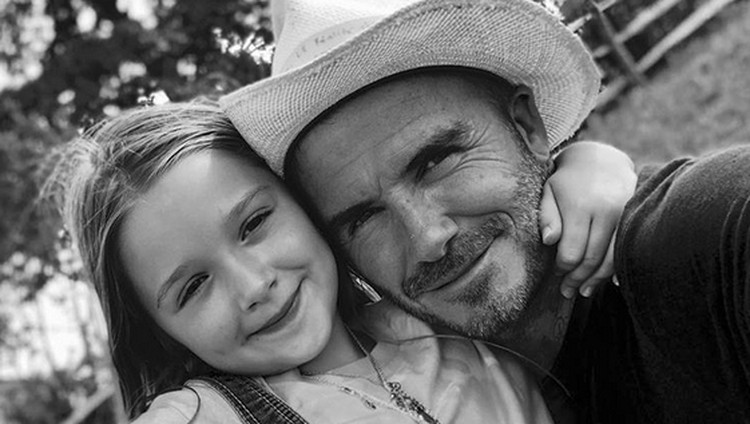 David Beckham dibuatkan sarapan penuh cinta nih, Bun, sama putri kecilnya. Wah, Harper masak apa ya?