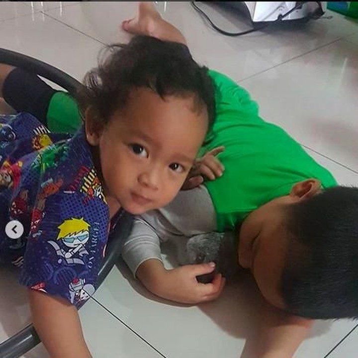 <p>Kayana dan Keisha lagi main sayang-sayangan sama kelinci. Gemas ya, Bun. (Foto: Instagram @shezy_idris)</p>