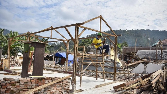 Proses birokrasi yang terpusat dan berbelit serta minimnya bahan bangunan jadi kendala pembangunan hunian bagi ribuan kepala keluarga korban gempa Lombok.