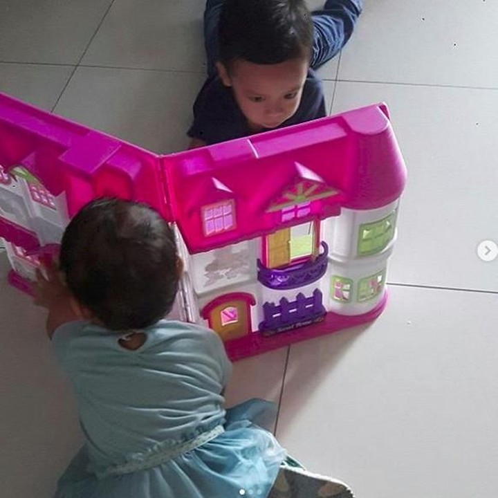 <p>Kayana dan Keisha bermain bersama. Aih, serunya... (Foto: Instagram @shezy_idris)</p>