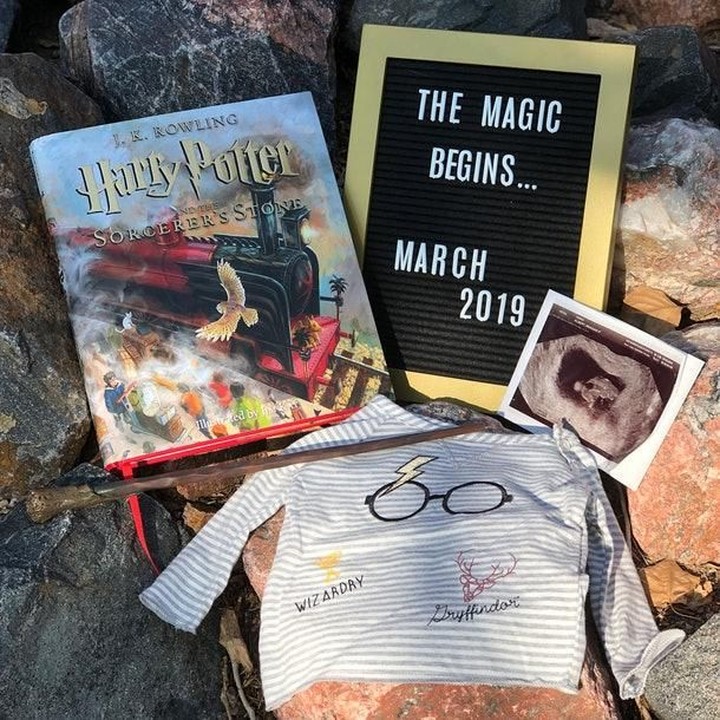 <p>Atribut film Harry Potter juga bisa bikin foto pengumuman kehamilan makin kece nih. (Foto: Instagram @meaganmarieqt)</p>