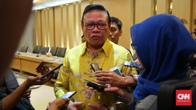 Ketua Dewan Pakar DPP Partai Golkar Agung Laksono menyebut Airlangga tidak mendiskusikan terlebih dulu kepada internal partai mengenai pengunduran diri.