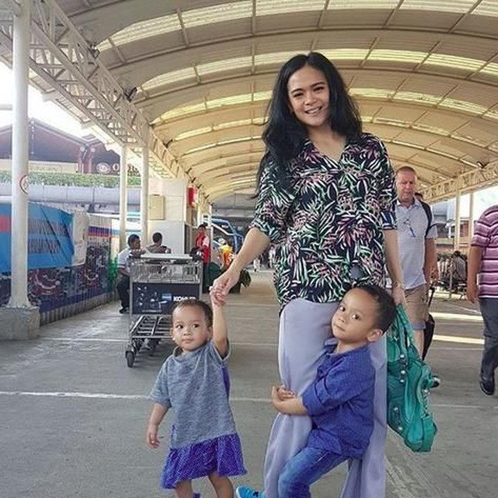 <p>Kayana dan Keisha happy banget jalan-jalan sama bunda Shezy Idris. (Foto: Instagram @shezy_idris)</p>