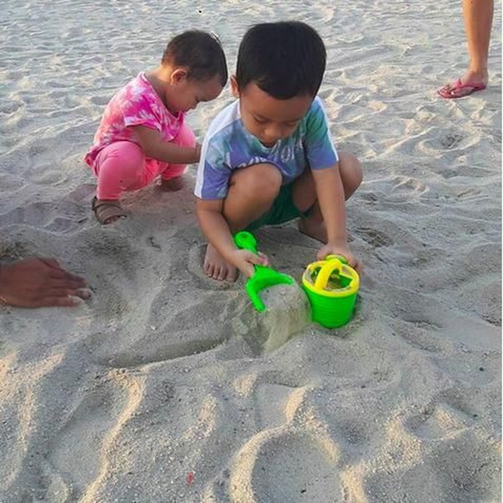 <p>Kakak adik itu mengisi liburan dengan kompak bermain pasir di pantai. (Foto: Instagram @shezy_idris)</p>