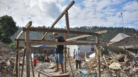FOTO: Korban Gempa Lombok Bangun Hunian Sementara