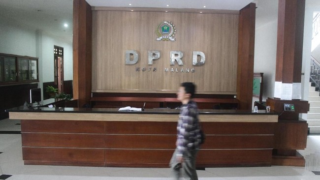 Plt Ketua DPRD Kota Malang, Abdurrrochman dijadwalkan akan melantik 40 orang anggota DPRD Kota Malang hasil PAW, Senin (10/9).